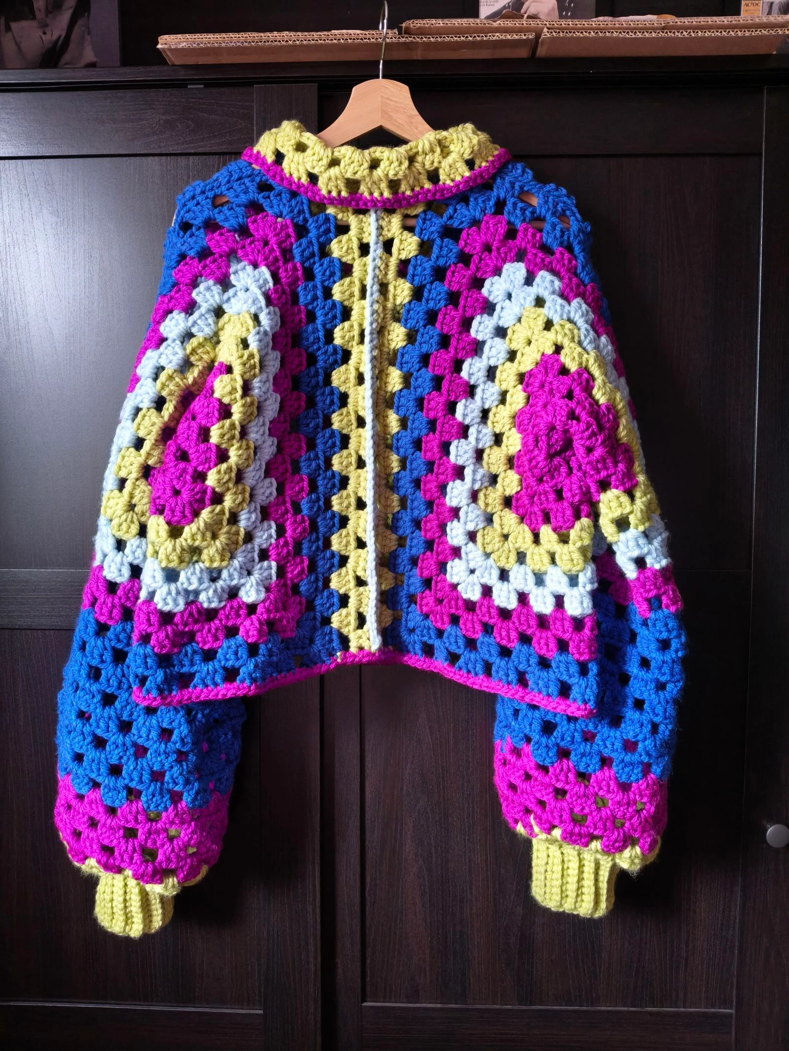 Cardigan court au crochet style carré Granny ! Design unique et coloré ! – photo 4